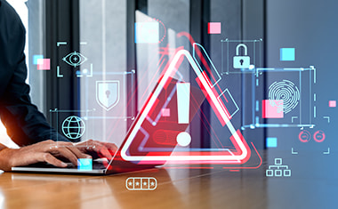 Portátil mostrando página de inicio seguro y iconos de advertencia para la prevención de fraudes digitales.